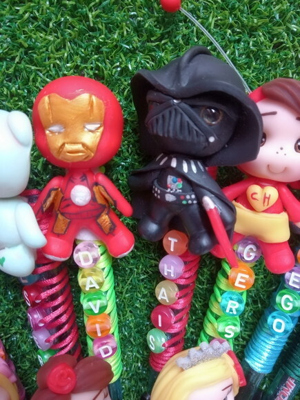 Canetas Heróis com Nome em Biscuit