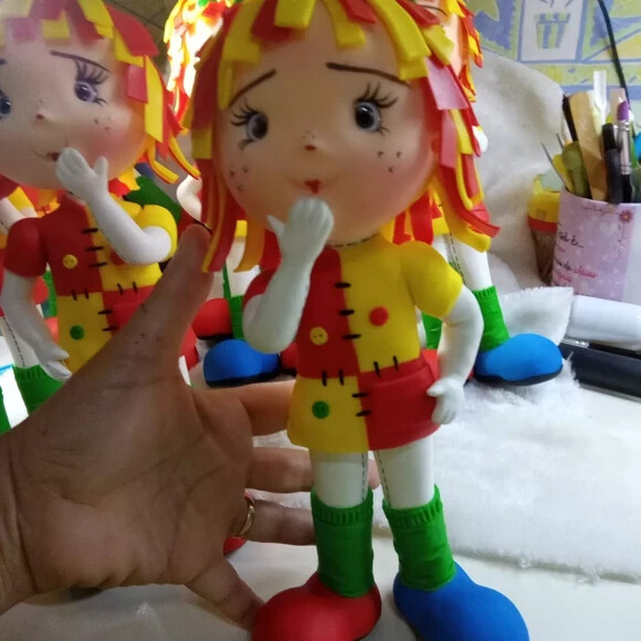 Enfeite de Mesa Boneca Emília em Bscuit com 25 cm de Altura.