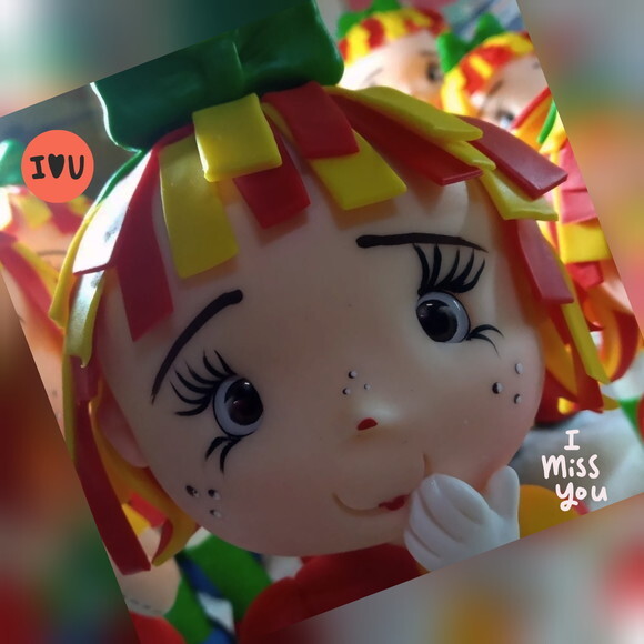 Enfeite de Mesa Boneca Emília em Bscuit com 25 cm de Altura.