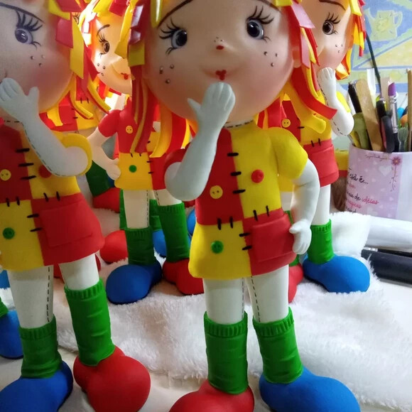 Enfeite de Mesa Boneca Emília em Bscuit com 25 cm de Altura.