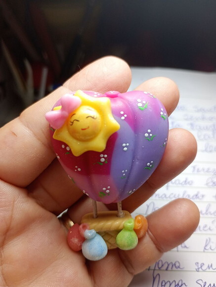 Ímã de Geladeira Balão com Solzinho em Biscuit