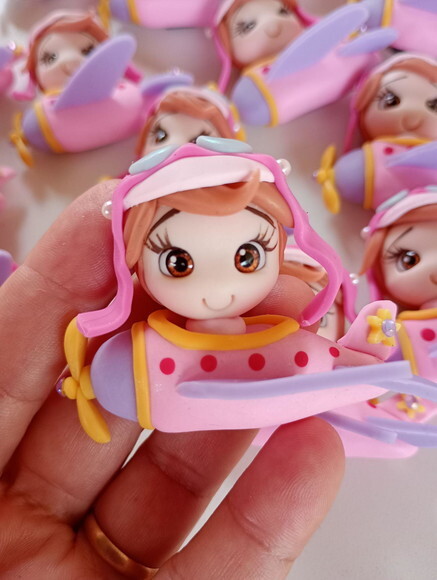 Ímã de Geladeira Menina Aviadora em Biscuit