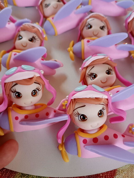 Ímã de Geladeira Menina Aviadora em Biscuit