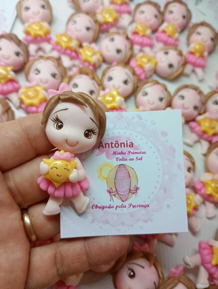 Ímã de Geladeira Menina com Solzinho em Biscuit