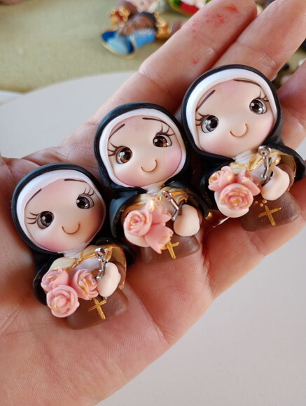 Ímãs de Geladeira Santa Terezinha em Biscuit