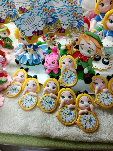 Kit Lembrancinhas e Apliques Turma da Alice em Biscuit