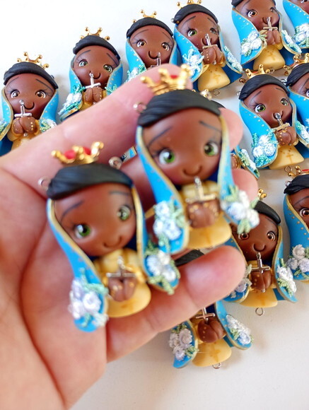 Pingentes Nossa Senhora de Aparecida em Biscuit