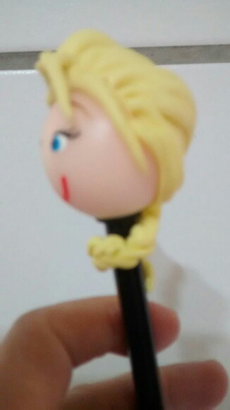 Ponteira de Lápis Elza Frozen em Biscuit