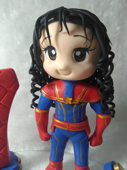 Topo de Bolo Capitã Marvel de Biscuit