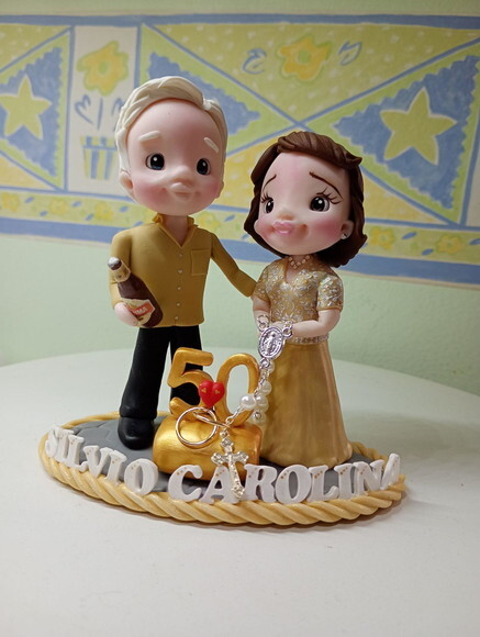 Topo de Bolo Casal Bodas de Ouro em Biscuit
