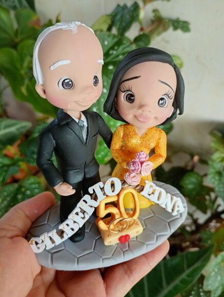 Topo de Bolo Casal Bodas de Ouro em Biscuit