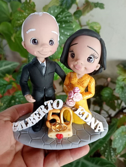 Topo de Bolo Casal Bodas de Ouro em Biscuit