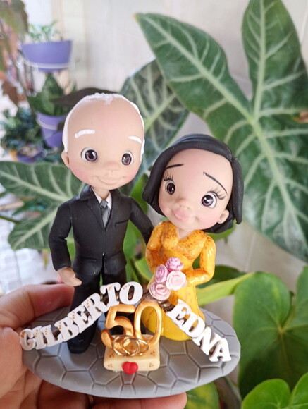 Topo de Bolo Casal Bodas de Ouro em Biscuit