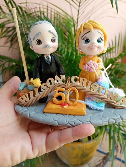 Topo de Bolo Casal Bodas de Ouro em Biscuit