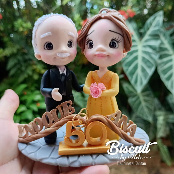 Topo de Bolo Casal Bodas de Ouro em Biscuit
