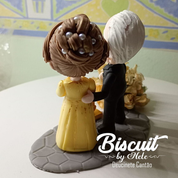 Topo de Bolo Casal Bodas de Ouro em Biscuit