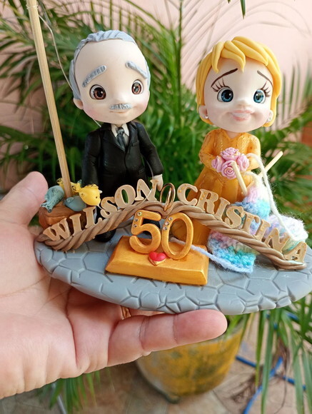 Topo de Bolo Casal Bodas de Ouro em Biscuit