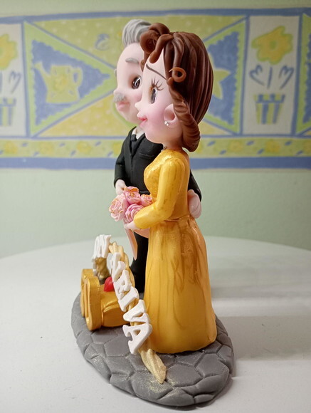 Topo de Bolo Casal Bodas de Ouro em Biscuit 3