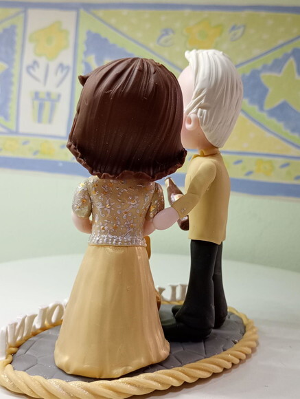 Topo de Bolo Casal Bodas de Ouro em Biscuit 2