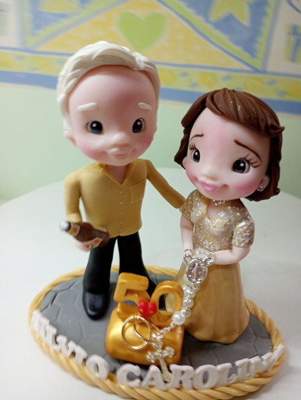 Topo de Bolo Casal Bodas de Ouro em Biscuit 2