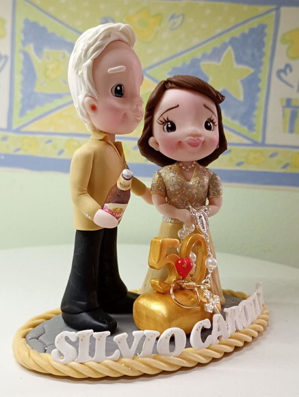 Topo de Bolo Casal Bodas de Ouro em Biscuit 2