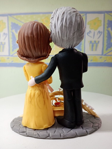 Topo de Bolo Casal Bodas de Ouro em Biscuit 3