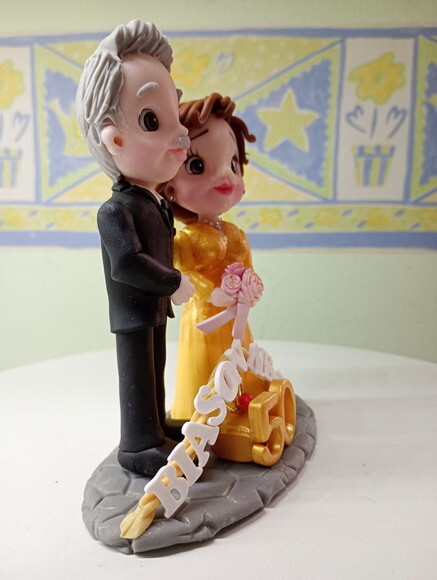 Topo de Bolo Casal Bodas de Ouro em Biscuit 3