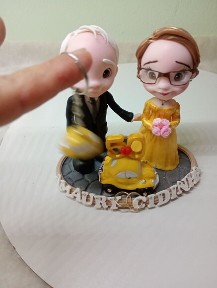 Topo de Bolo Casal Bodas de Ouro em Biscuit 4