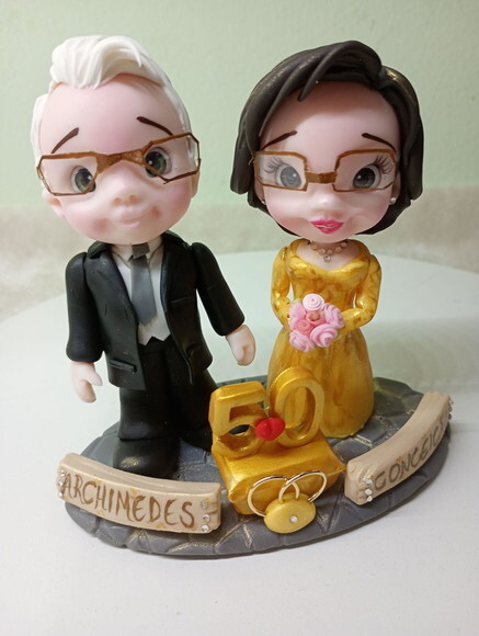 Topo de Bolo Casal Bodas de Ouro em Biscuit 5