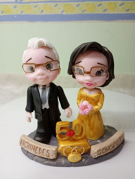 Topo de Bolo Casal Bodas de Ouro em Biscuit 5
