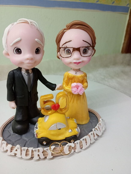 Topo de Bolo Casal Bodas de Ouro em Biscuit 4
