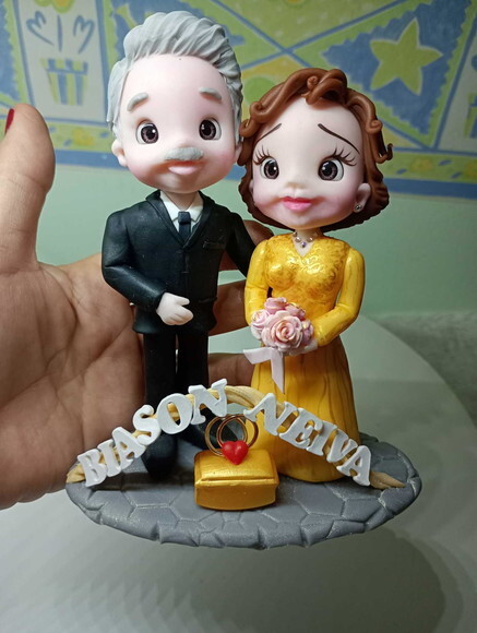 Topo de Bolo Casal Bodas de Ouro em Biscuit 6