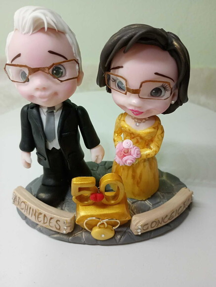 Topo de Bolo Casal Bodas de Ouro em Biscuit 6