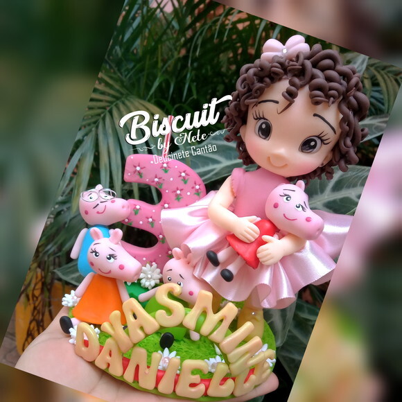 Topo de Bolo Menina com Porquinhos em Biscuit