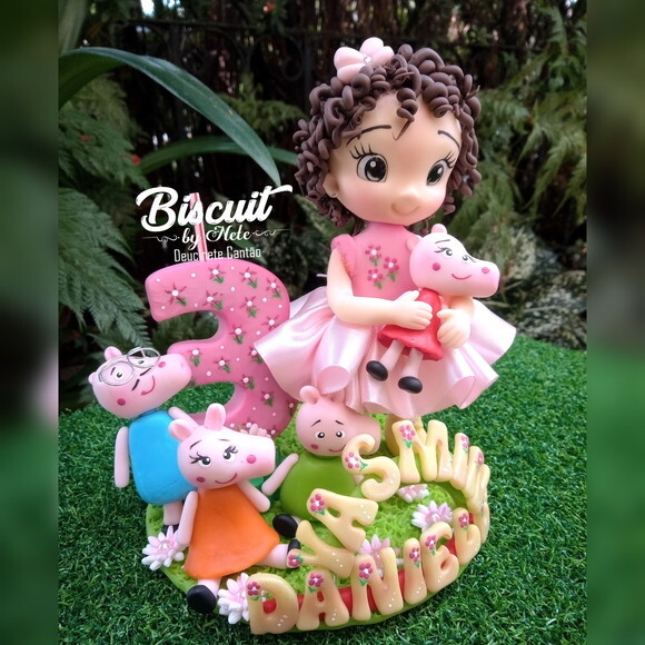 Topo de Bolo Menina com Porquinhos em Biscuit