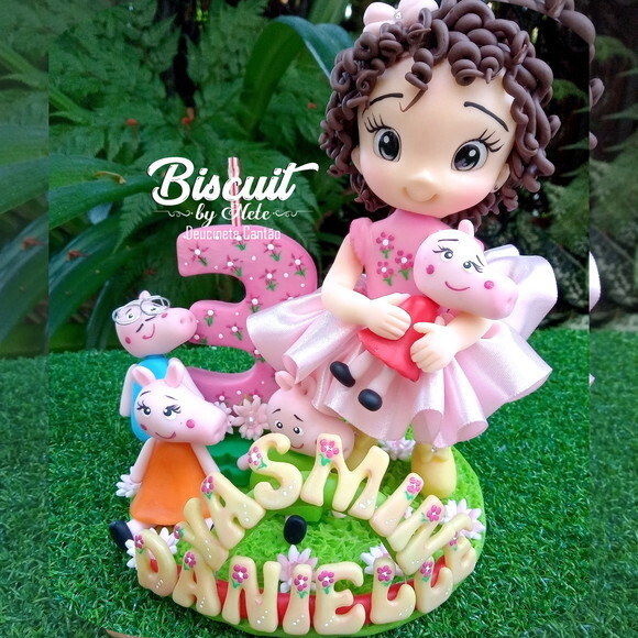 Topo de Bolo Menina com Porquinhos em Biscuit