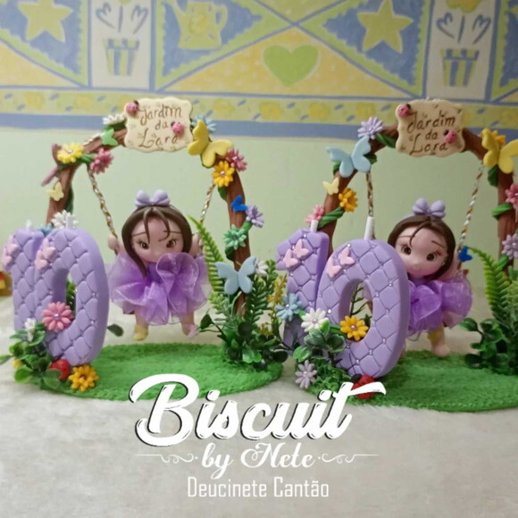 Topo de Bolo Menina no Balanço em Biscuit