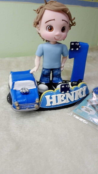 Topo de Bolo Menino com Carro em Biscuit