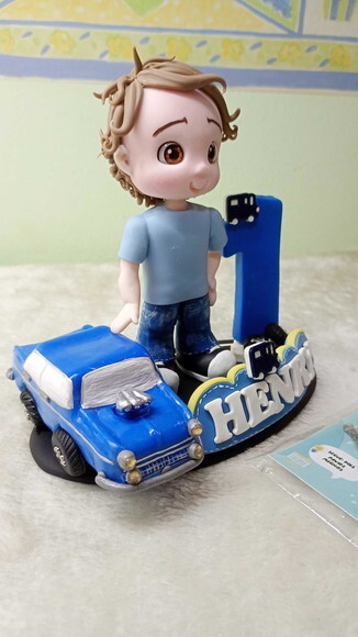 Topo de Bolo Menino com Carro em Biscuit