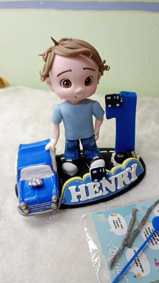 Topo de Bolo Menino com Carro em Biscuit