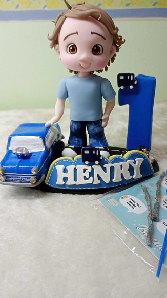 Topo de Bolo Menino com Carro em Biscuit