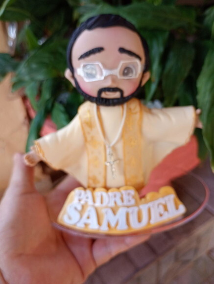 Topo de Bolo Personalizado Padre em Biscuit