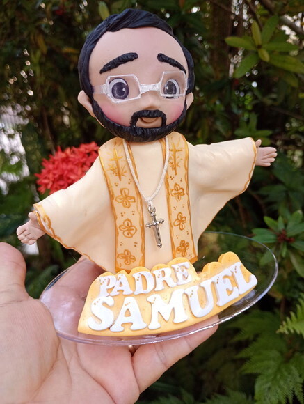 Topo de Bolo Personalizado Padre em Biscuit