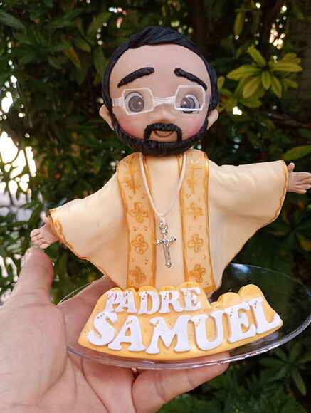 Topo de Bolo Personalizado Padre em Biscuit
