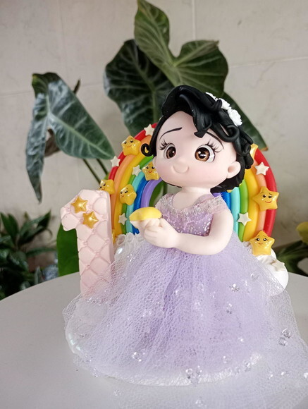 Topo de Bolo Princesinha Arco Íris em Biscuit