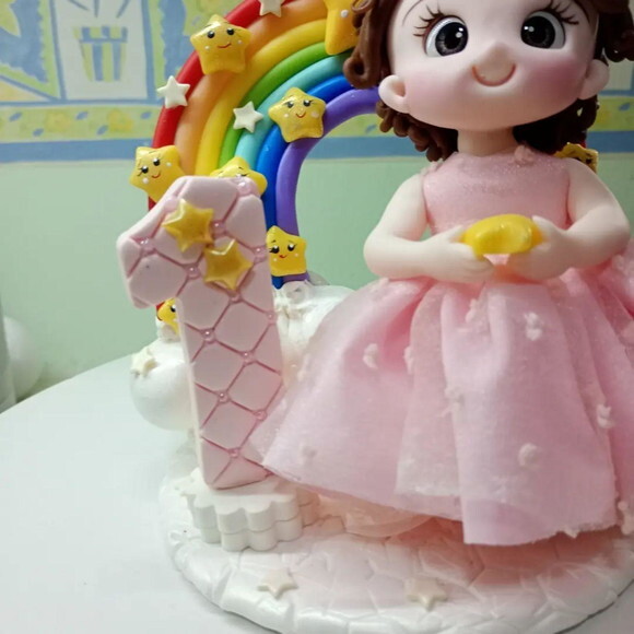 Topo de Bolo Princesinha do Arco Íris em Biscuit