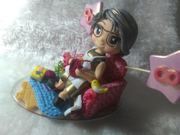 Topo de Bolo Vovó Crocheteira em Biscuit