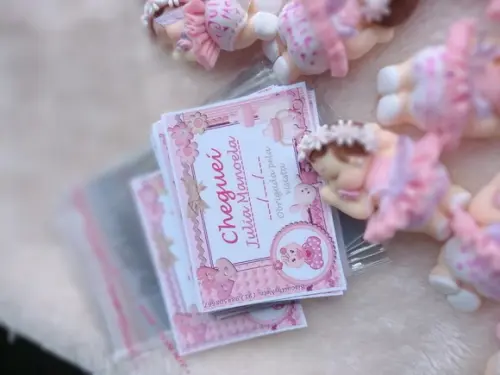 30 Lembrancinhas Bebê com Guirlanda em Biscuit