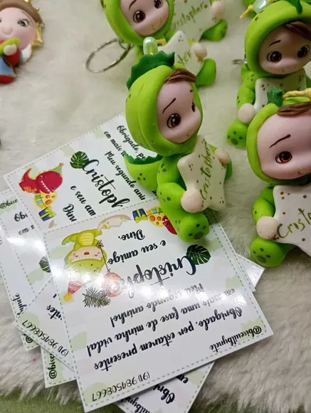 40 Chaveirinhos Bebê Fantasiado de Dinossauro em Biscuit