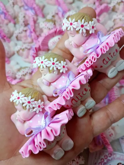 70 Lembrancinhas Bebê Loirinha com Guirlanda Biscuit